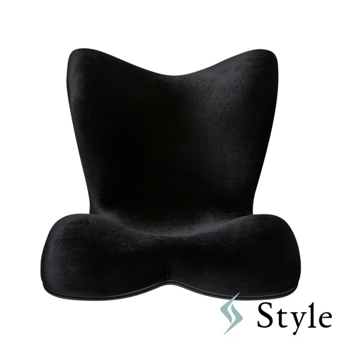 Style 品牌黑色人體工學護脊椅，具有獨特的造型和雙層泡棉結構，旨在提供腰部支撐並改善坐姿。