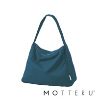 一件深藍色、輕便的摺疊保冷肩背袋，採用光滑材質，具有寬肩帶和拉鍊開口。