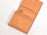 職人手作皮革直式卡片收納雙折短夾，淺棕色，展現皮革紋理與手工縫線細節，包含卡片夾層及拉鍊零錢袋，以及一枚金屬按扣。