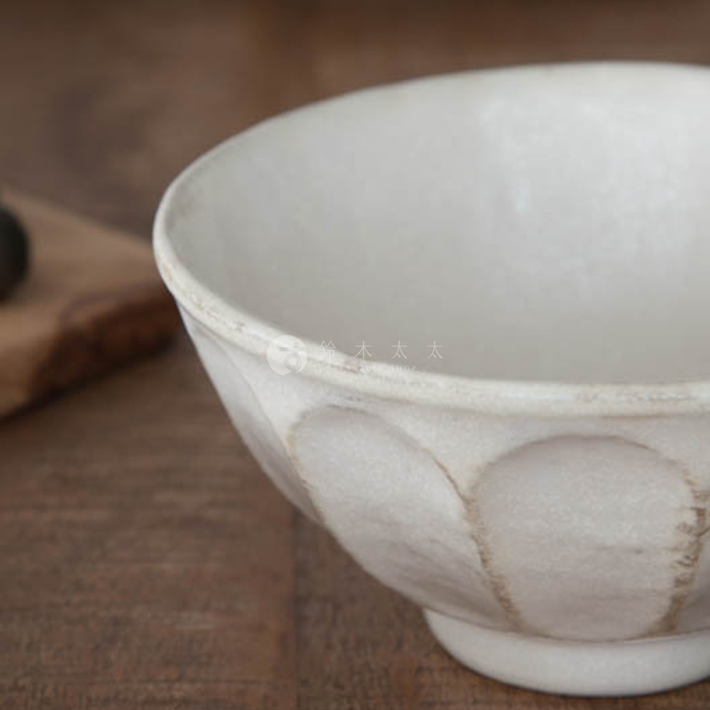 一個約16公分的白色陶瓷丼碗，碗身有六道凹凸的粉引紋路，帶有質樸的手工質感。