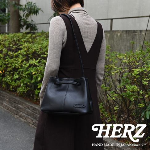 由日本HERZ手工製作的黑色皮革兩用包，採用柔軟的Stare皮革製成，設有可調式提把，適合手提或肩背。