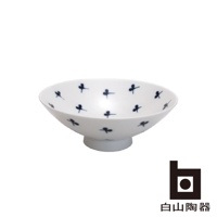 白色陶瓷平茶碗，碗身佈滿深藍色小花圖案，帶有底座。