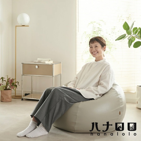 淺灰色皮革款懶骨頭沙發，圓潤飽滿，提供舒適的坐感，適合居家休閒。