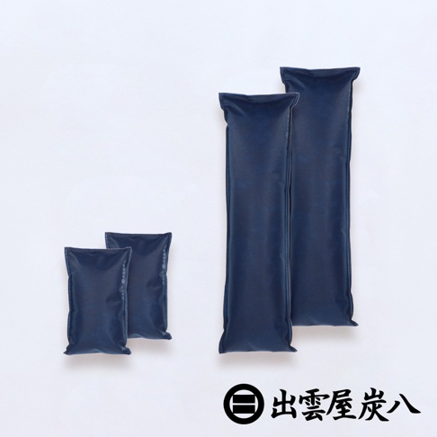 出雲屋炭八 櫥櫃專用窄版調濕木炭4入組，包含兩組不同尺寸的深藍色長條形炭包，其中一組較小，另有兩個較長較大的炭包。
