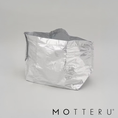 銀色摺疊保冷可拆托特袋，採用有光澤的材質，袋口可見內部縫線。