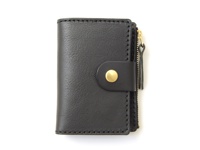 黑色皮革拉鍊零錢鑰匙包，設有金色金屬按鈕和金色拉鍊，皮革表面有細緻紋理。