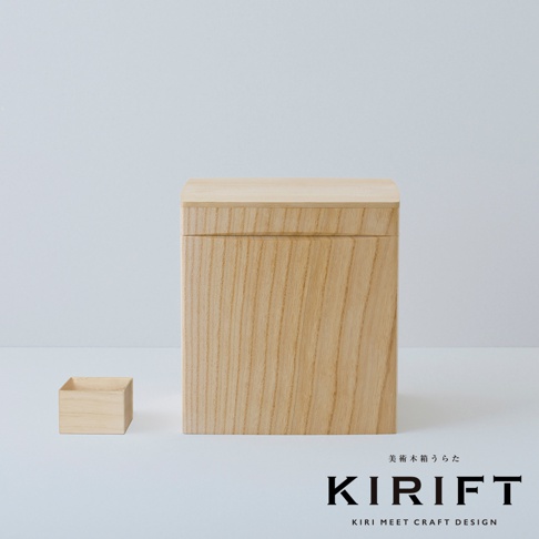 淺色木紋調濕儲米箱，方形設計，附有同材質的小型方形盒。