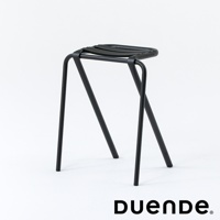 黑色金屬吧檯椅，椅面為弧形設計，由多條金屬條彎曲而成，椅腳為斜向支撐結構，整體風格簡約現代。