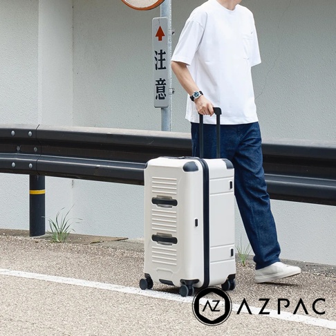 米白色 30 吋 AZPAC Trucker 2.0 旅行箱，採用防爆材質，箱體有橫向條紋和兩個提把設計，配有黑色拉桿和四個萬向輪。