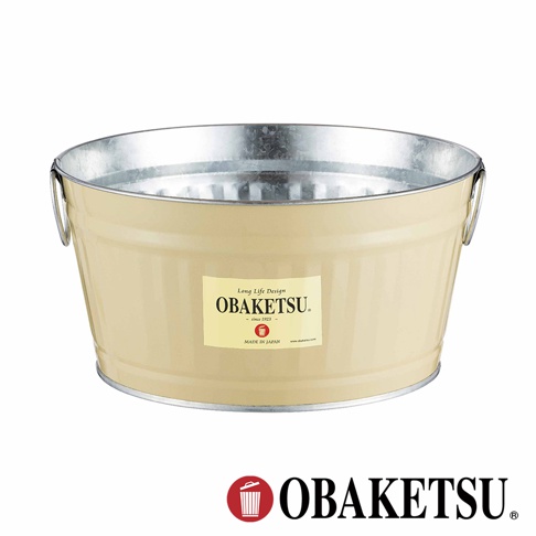 OBAKETSU 標誌的奶油色迷你桶，頂部和底部有金屬飾邊，側邊有兩個提把，正面有標籤，上面寫著「Long Life Design OBAKETSU since 1923 MADE IN JAPAN」。