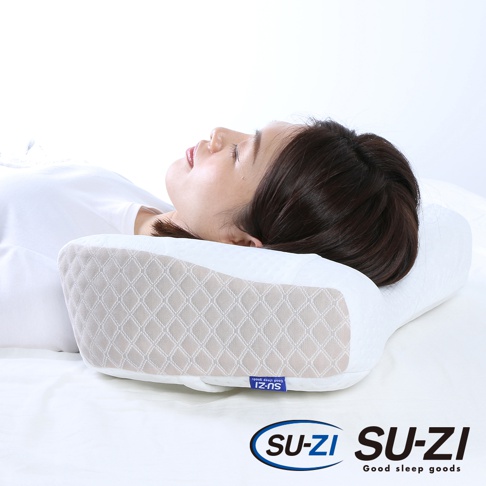 白色仰睡枕，中央凹槽設計，兩側有米色菱格紋布面，適合側睡。枕頭材質柔軟，能支撐頭部與頸部，一位女性正仰躺於枕上。