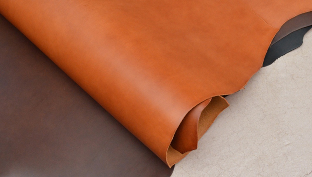 咖啡色和橘棕色皮革的疊層，展現皮革的紋理與質感