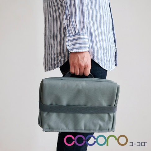 灰色折疊購物車，材質為帆布，配有深灰色織帶，方便攜帶。