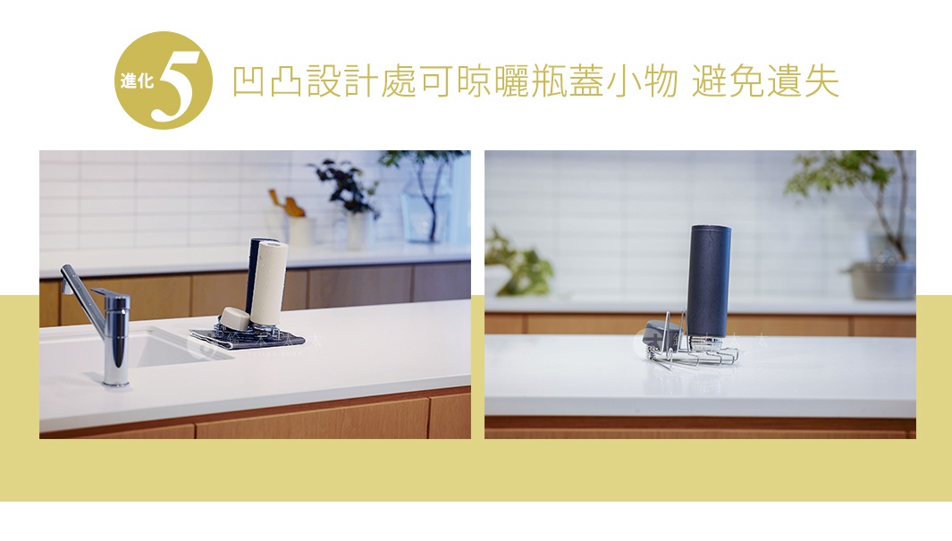不鏽鋼水壺瀝水架，展示兩個不同角度的產品，一個是黑色水壺，另一個是白色水壺，均放置在瀝水架上，瀝水架與廚房水槽及檯面一同入鏡。