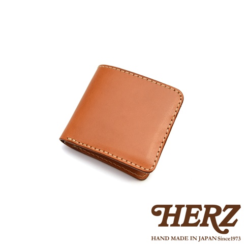 職人手作皮革經典雙折短夾，採用天然皮革材質，呈現溫潤的棕褐色調，車縫線清晰，設計簡約，展現職人細膩工藝。