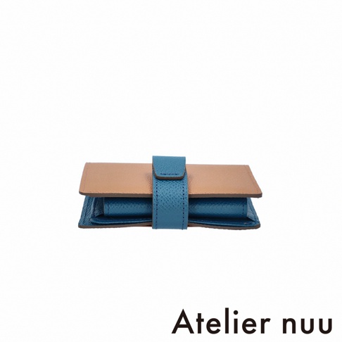 Atelier nuu 品牌皮革雙折短夾，採用棕色與藍色皮革拼接設計，以藍色皮革繫帶固定，展現簡約質感。