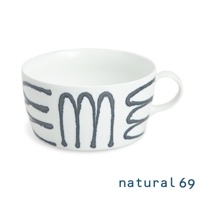 白色陶瓷附耳湯杯，杯身飾有黑色粗獷手繪線條圖案，呈現「em」字樣及其他線條裝飾，簡約現代設計。