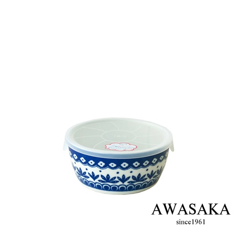 一個附有透明蓋子的圓形陶瓷保鮮碗，碗身外圍飾有藍色花紋圖案。