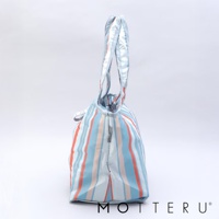 淺藍色、橘色和粉色條紋的摺疊保冷可立托特袋，材質看起來是尼龍或類似的防水布料，有兩個提把。