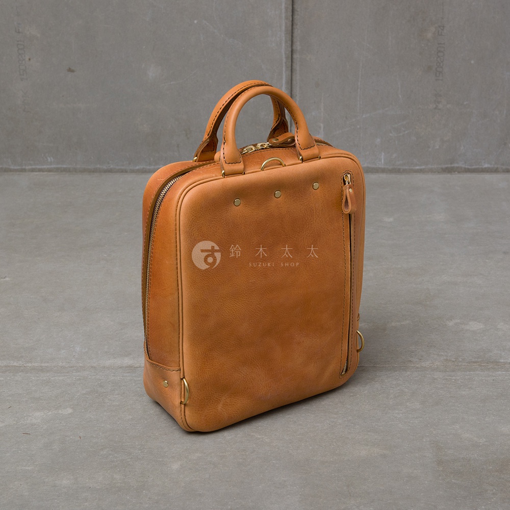 職人手作皮革Organ商務後背包 M-10 棕色，質感皮革，側邊拉鍊設計，搭配手提握把及肩帶掛環。