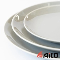 灰色美濃燒圓形餐盤堆疊，展現簡約素雅質感。