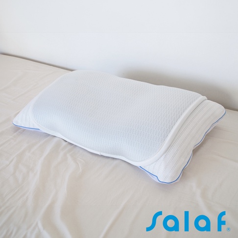 SALAF COOL 極致涼感透氣枕套，白色網狀織物表面，藍色滾邊，枕套置於白色床單上。