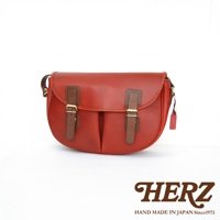 職人手作皮革傳統釣魚包 CK-21，紅色皮革材質，設有兩個深棕色皮革翻蓋和金屬扣環，復古風格設計。