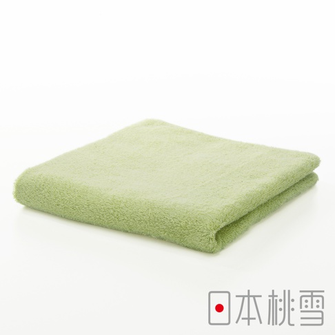 淺綠色棉質居家毛巾，柔軟蓬鬆，對折後置於白色背景上。