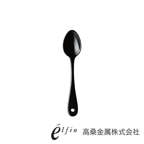 日製黑琺瑯水果甜點匙，造型簡約，具有光滑的黑色琺瑯塗層，匙柄末端有一個小圓孔，適合用於享用水果或甜點。