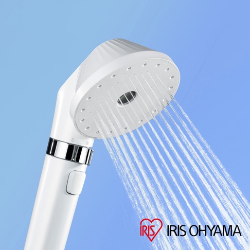 IRIS OHYAMA 蓮蓬頭正在噴水，背景為藍天。