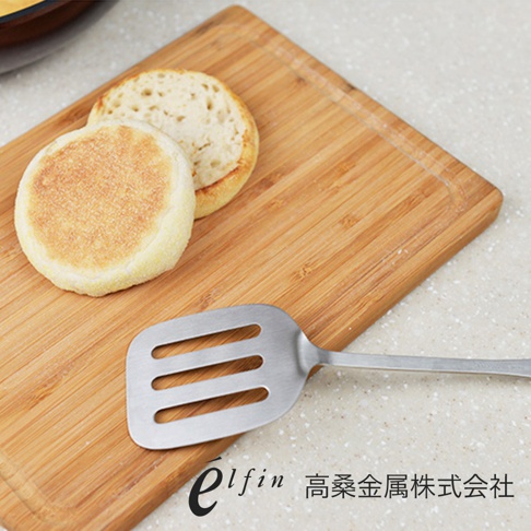 日製不鏽鋼輕薄煎匙 (小)，銀色，帶有三個長方形的鏤空孔，以及一個扁平的長柄。