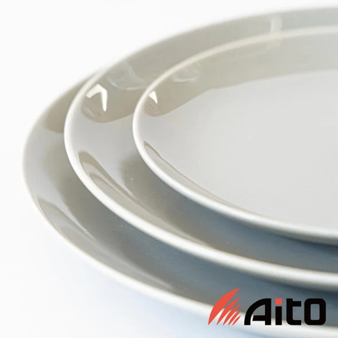 三層疊放的淺灰色美濃燒圓形餐盤，具有簡約素雅的質感。