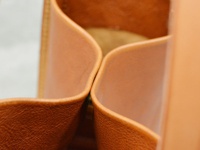 職人手作皮革Organ方形托特包 (G-68) S，採用天然棕色皮革，包身呈現細緻的紋理，內部隔層設計清晰可見。