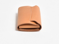 職人手作皮革迷你卡片收納夾，淺棕色天然皮革材質，簡約的折疊式設計，可收納卡片。