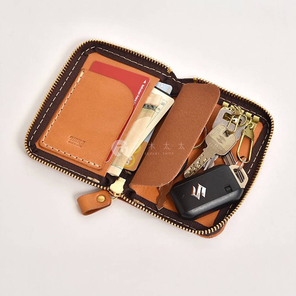 職人手作皮革多用途收納鑰匙包，淺棕色，拉鍊式設計，內含信用卡、紙鈔、多個鑰匙及汽車鑰匙。