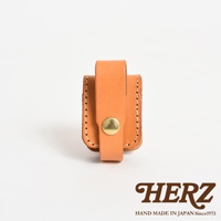 職人手作皮革原子釦型腰間小物收納包，淺棕色皮革，設有原子釦開合與腰掛帶，適合收納小型物品。