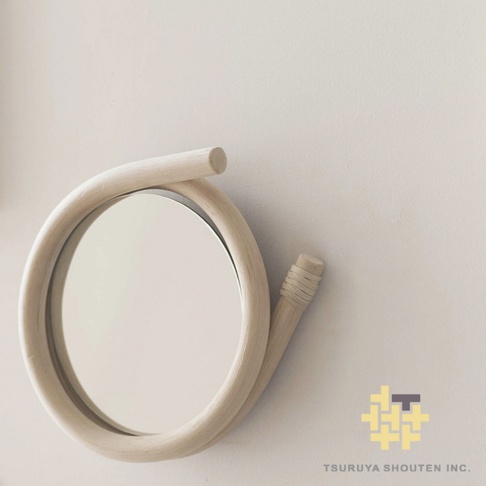 藤編圓鏡，鏡框為天然藤條彎曲而成，呈現獨特的螺旋造型，鏡面為圓形，整體色調為淺木色。