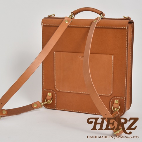 棕褐色皮革製作的三用後背包，具備一個外部口袋，附有可拆卸的皮革背帶和手提帶。