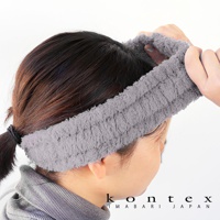 灰色毛絨材質的寬版髮帶，輕柔地固定住額前頭髮，適合沐浴或臉部保養時配戴。