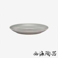 波佐見燒 Common 陶瓷料理盤，18公分，淺灰色，圓形，陶瓷材質，造型簡約。