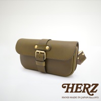 橄欖綠皮革單扣斜背包，帶有金色金屬釦和品牌標誌，皮革材質，手工縫製。