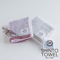 兩條YUKINE雪中漫步有機棉迷你浴巾，一條為淡紫色，另一條為淺灰色，皆有蓬厚的材質和精緻的標籤。