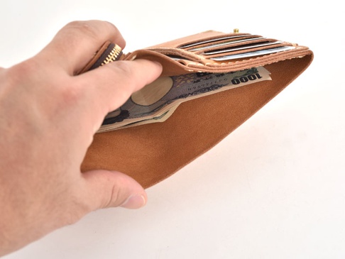 職人手作皮革中型雙折短夾 (WS-10)，展示皮革內裡，夾層中可見日圓紙鈔及信用卡。