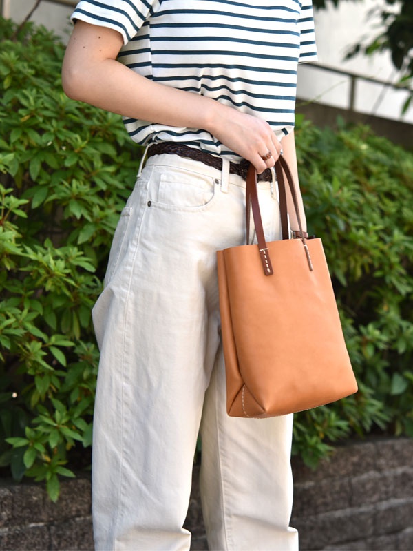 職人手作皮革直式軟皮托特包 (T-205) M，淺棕色牛皮材質，簡潔方正設計，搭配同色系皮革提把，包身縫線清晰。