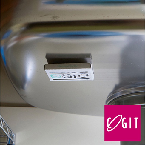 日製BIO長效除臭防霉貼片盒，貼於不鏽鋼水槽下方，貼片盒為白色，印有綠色圓形標誌和黑色文字「BIO」。