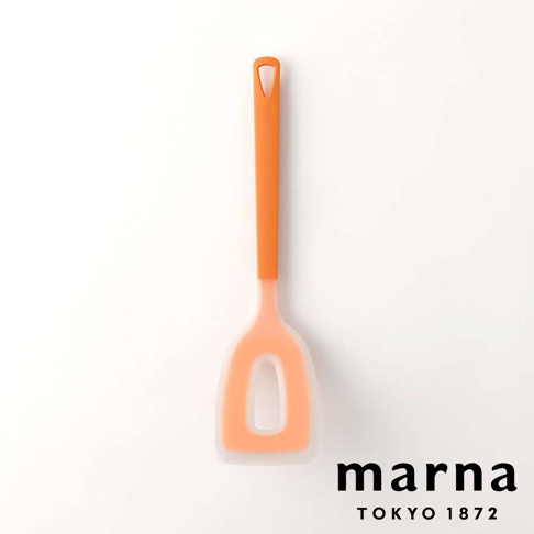 marna TRYANGRIP 三角耐熱矽膠料理刮刀，橘色把手搭配半透明的橘色刮刀頭，設計簡約。