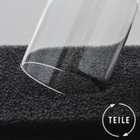 透明玻璃杯放置於黑色多孔吸水墊上，展示其材質紋理與吸水特性。