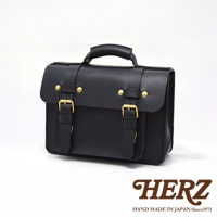 黑色皮革製作的經典雙扣兩用單肩包，帶有金色金屬扣環和铆釘，頂部設有皮革手柄，款式簡約實用。