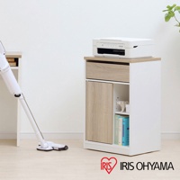 木質抽屜收納櫃，白色櫃體搭配木紋色抽屜和門板，頂部放置白色印表機，下方開放式層架擺放書籍和裝飾品。