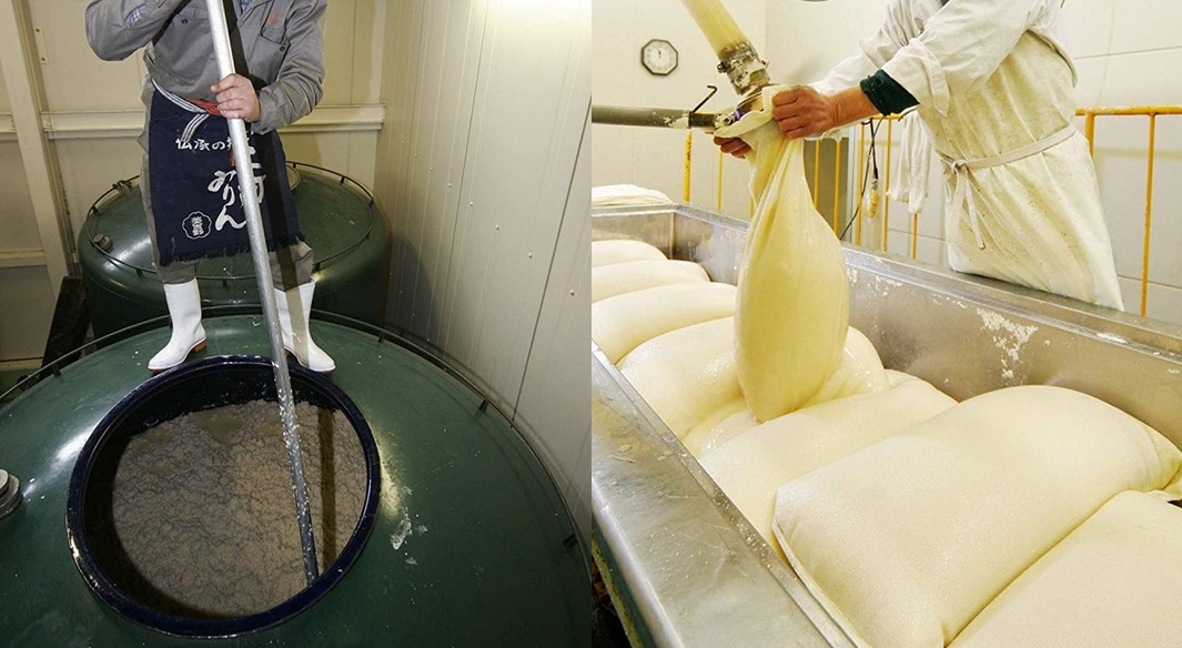 兩張圖片展示了味醂的製作過程：左圖中，一人站在綠色大桶上，使用金屬攪拌棒攪拌桶內的淺棕色米麴混合物；右圖中，一人穿著白色工作服，將裝有黃色液體的布袋放入金屬槽中。